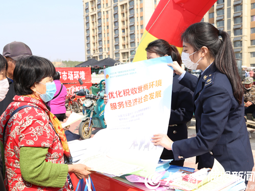 臨港區(qū)稅務(wù)局進基層 便民辦稅普及稅法知識，助力企業(yè)管理升級